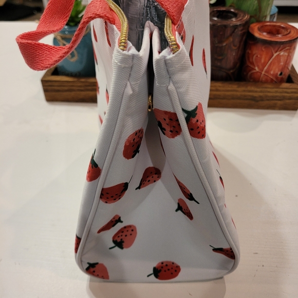 Nwt-Kate Spade Insulated White Wite With Red Strawberries Lunch bag - Picture 8 of 9